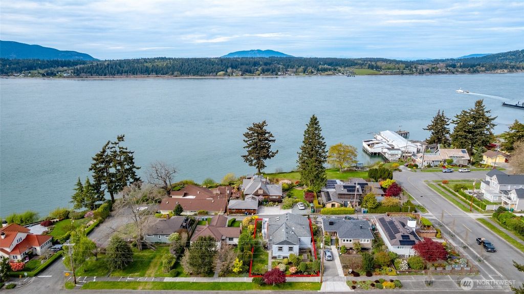 Photo of 2010 9th Street, Anacortes, WA 98221 (MLS # 2506805)