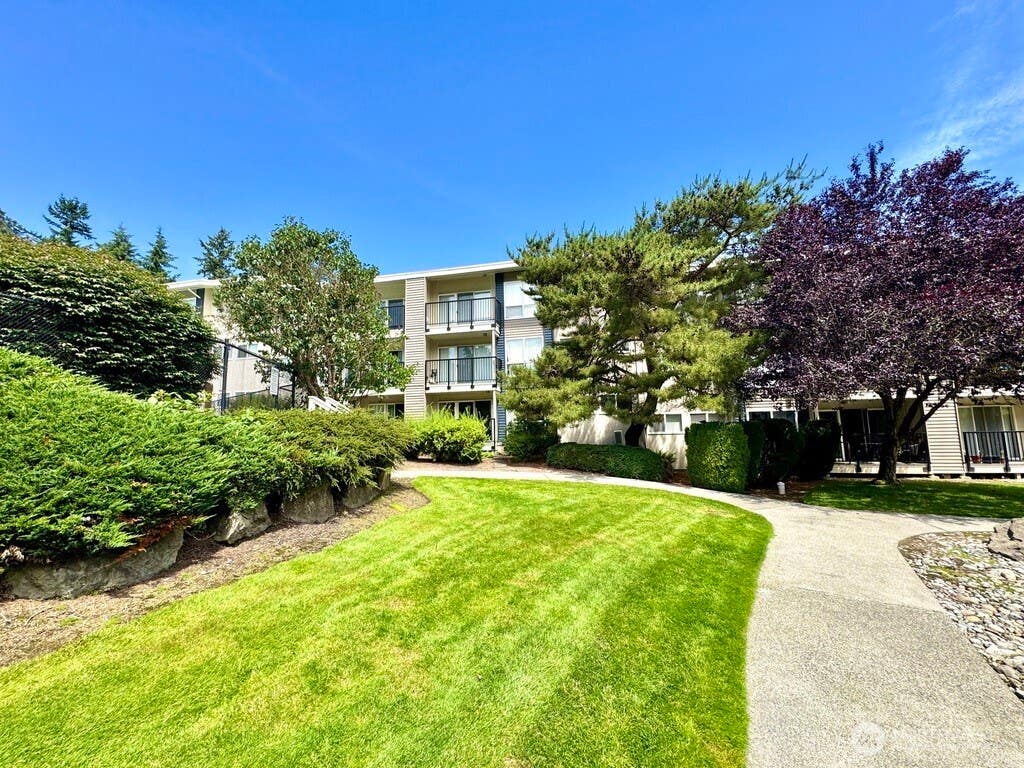 Photo of 12701 NE 9th Place #D105, Bellevue, WA 98005 (MLS # 2545624)