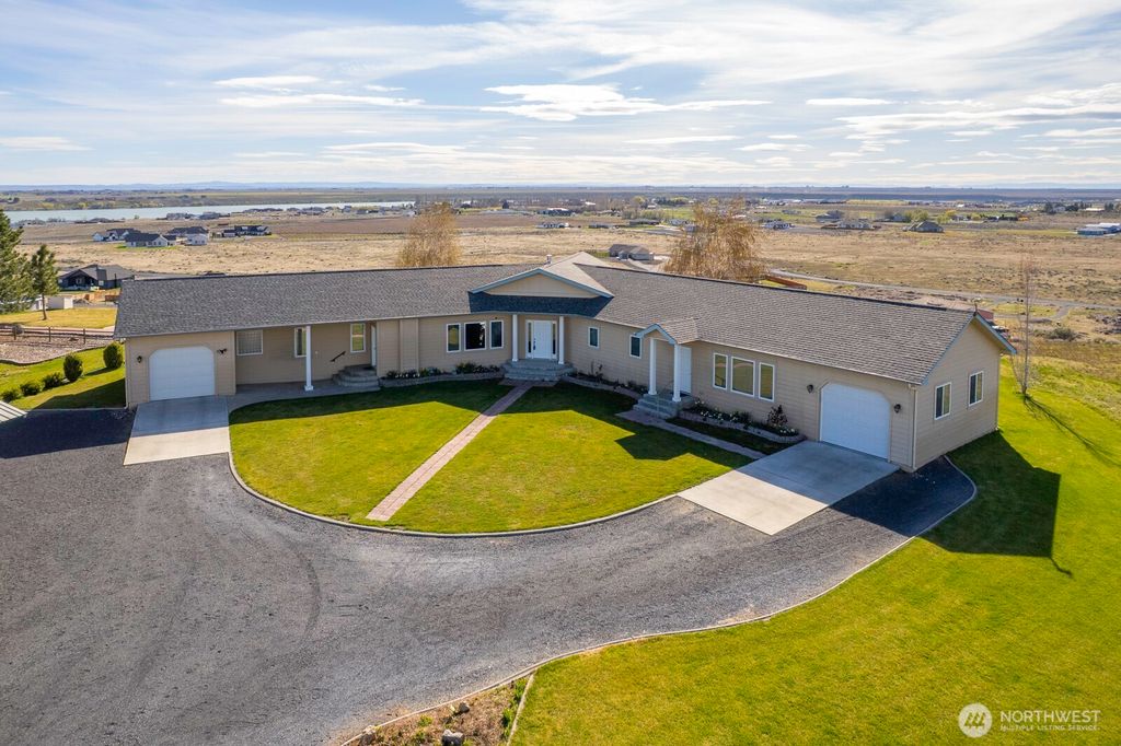 Photo of 7618 Bouldercrest Road NE, Moses Lake, WA 98837 (MLS # 2502749)
