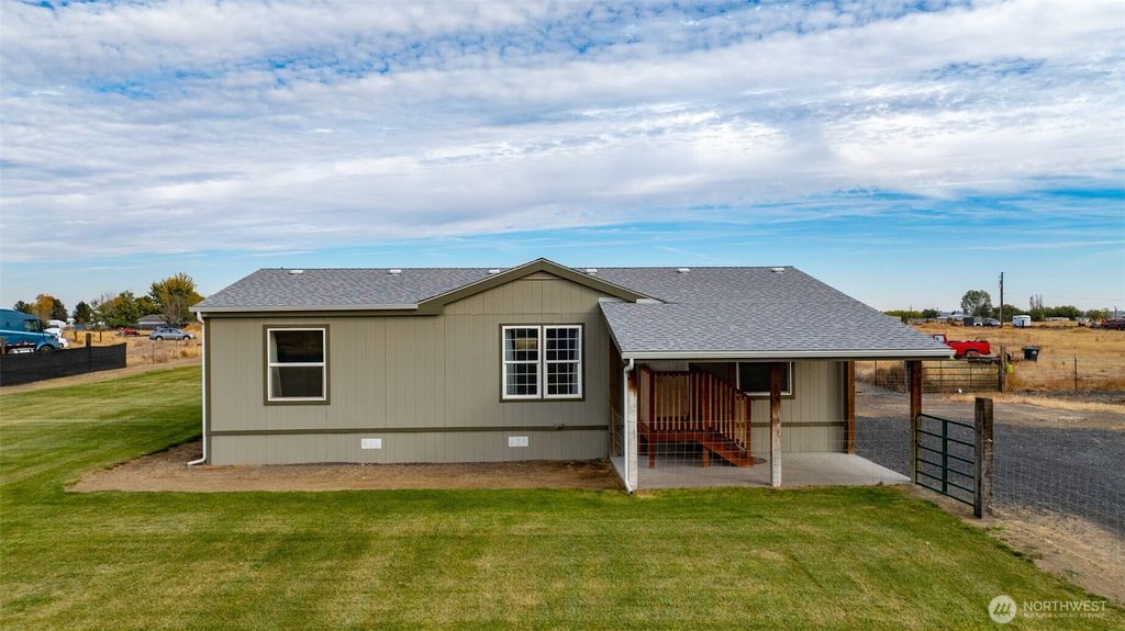 Photo of 9779 Road H.1 NE, Moses Lake, WA 98837 (MLS # 2446888)