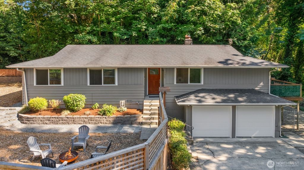Photo of 1305 SW 140th Street, Burien, WA 98166 (MLS # 2412103)