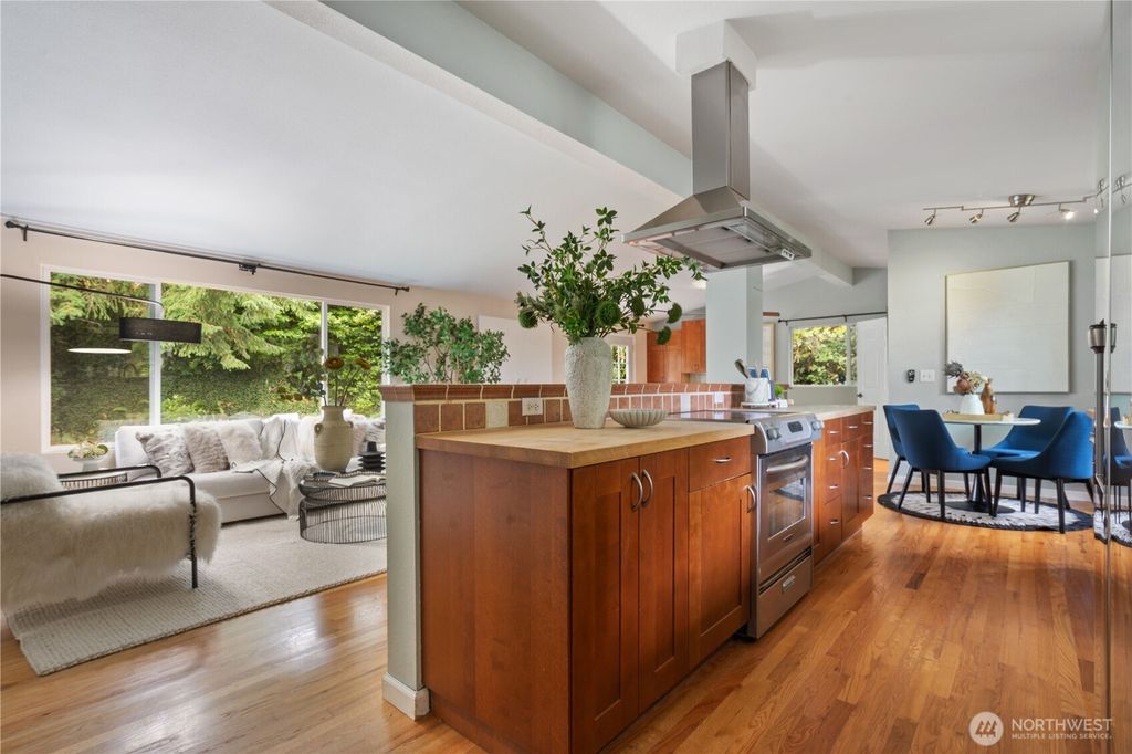 Photo of 15641 SE 24th St St, Bellevue, WA 98008 (MLS # 2449709)