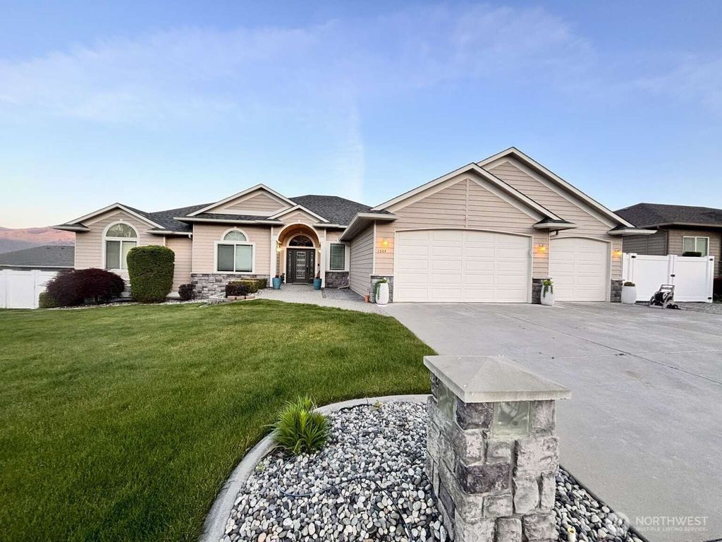 Photo of 1544 Harrington Lane, East Wenatchee, WA 98802 (MLS # 2529485)