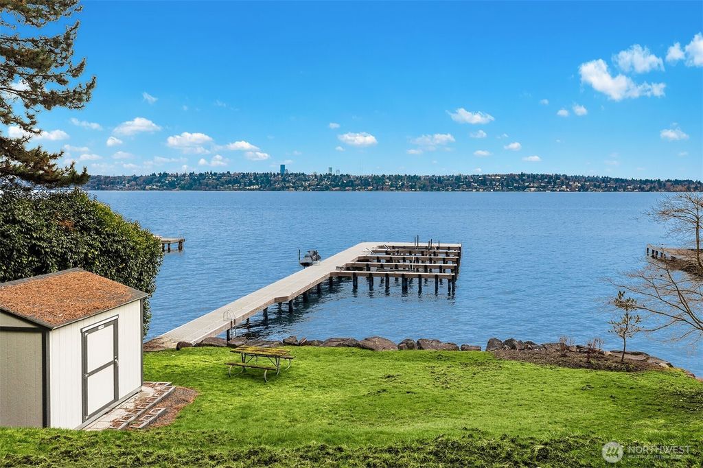 Photo of 1601 Evergreen Point Road, Medina, WA 98039 (MLS # 2481205)