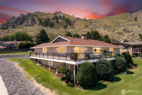 Photo of 1202 S Hills Drive, Wenatchee, WA 98801 (MLS # 2541231)