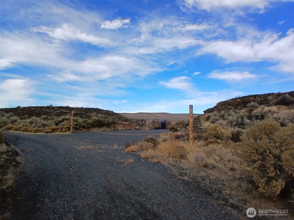 Photo of 566 Ashwood Place, Ephrata, WA 98823 (MLS # 2457785)