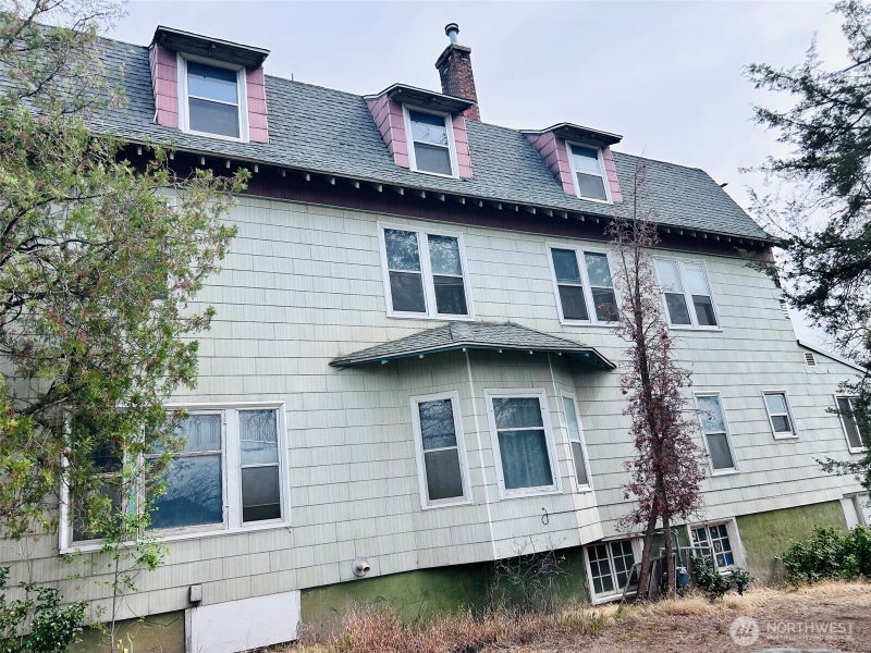 12 E 4th Avenue