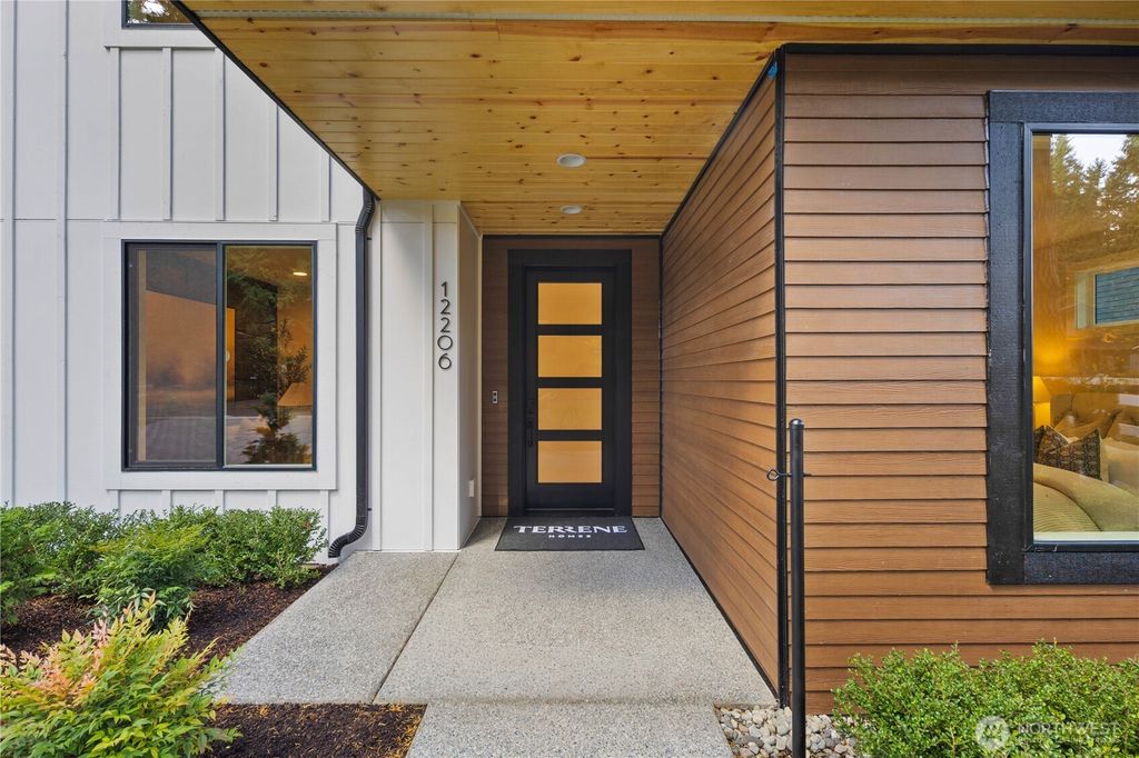 Photo of 12206 NE 61st Street, Kirkland, WA 98033 (MLS # 2466474)