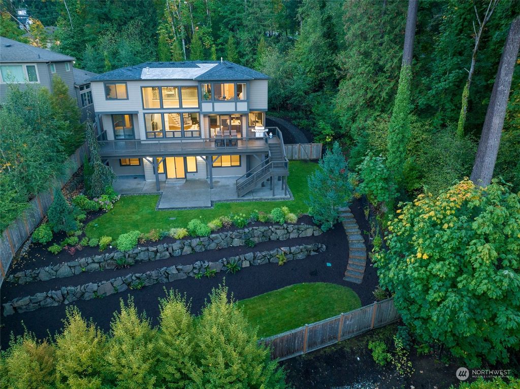 Photo of 9928 SE 7th Court, Bellevue, WA 98004 (MLS # 2172105)