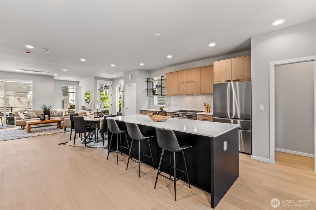 listing image 9365051937693415704