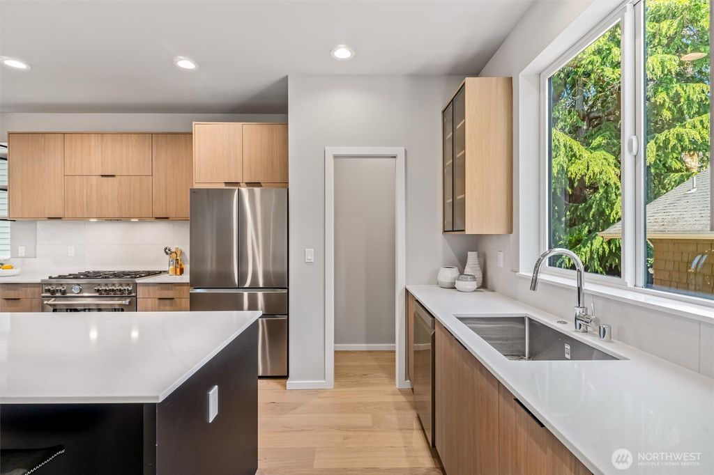 listing image 9365871641076393923