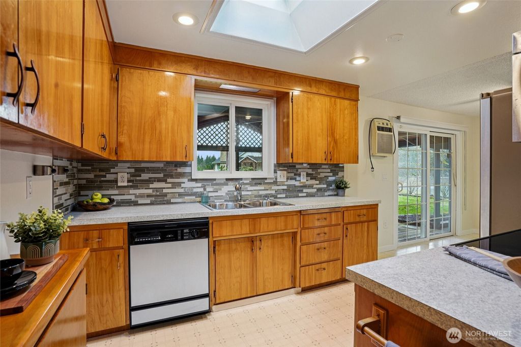 Photo of 29245 Kent Black Diamond Road SE, Kent, WA 98042 (MLS # 2477624)