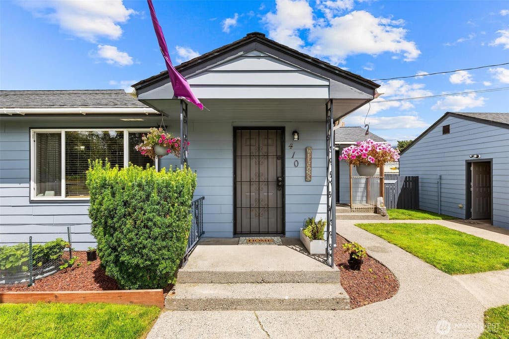 Photo of 410 Pacific Street, Sedro Woolley, WA 98284 (MLS # 2548510)