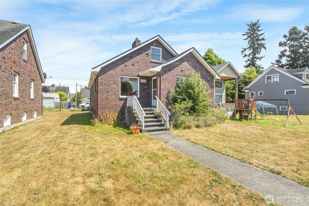 Photo of 1505 Oakes Avenue, Everett, WA 98201 (MLS # 2410361)