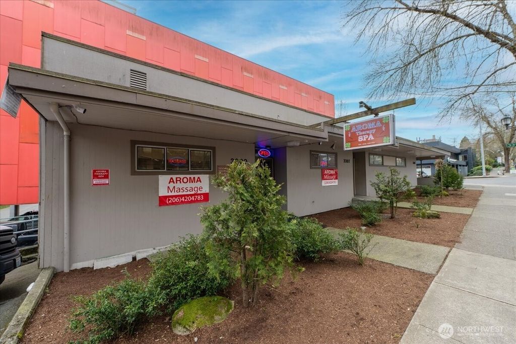 Photo of 3305 NE 125th Street, Seattle, WA 98125 (MLS # 2507045)