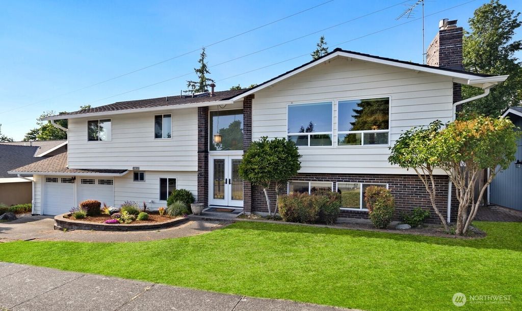 Photo of 1832 SE 16th Place, Renton, WA 98055 (MLS # 2417642)