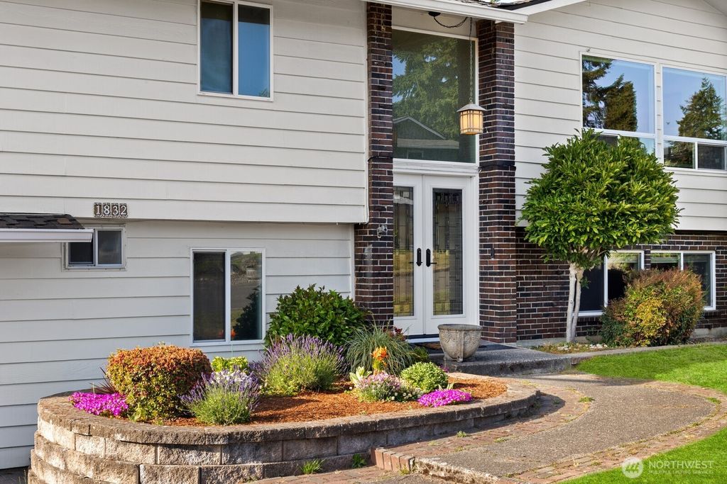 Photo of 1832 SE 16th Place, Renton, WA 98055 (MLS # 2417642)