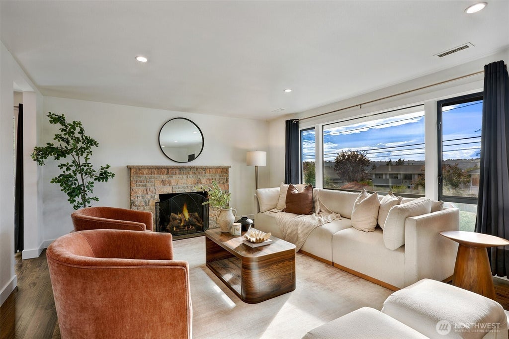 Photo of 5818 S 18th Avenue S, Seattle, WA 98108 (MLS # 2586889)