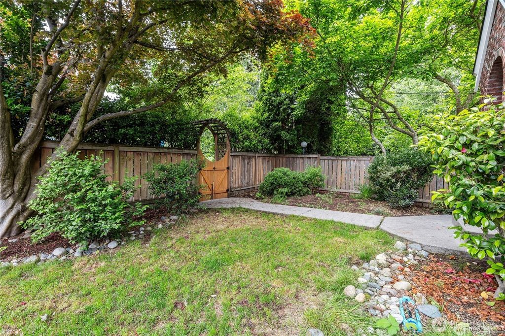 Photo of 6026 35th Avenue NE, Seattle, WA 98115 (MLS # 2473536)