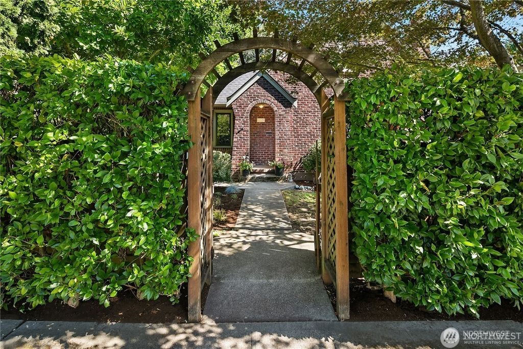 Photo of 6026 35th Avenue NE, Seattle, WA 98115 (MLS # 2473536)