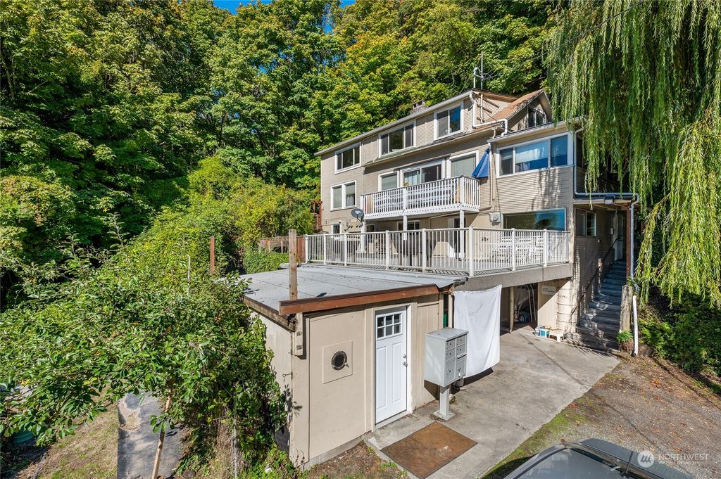 Photo of 1040 Elliott Avenue W, Seattle, WA 98118 (MLS # 2170800)