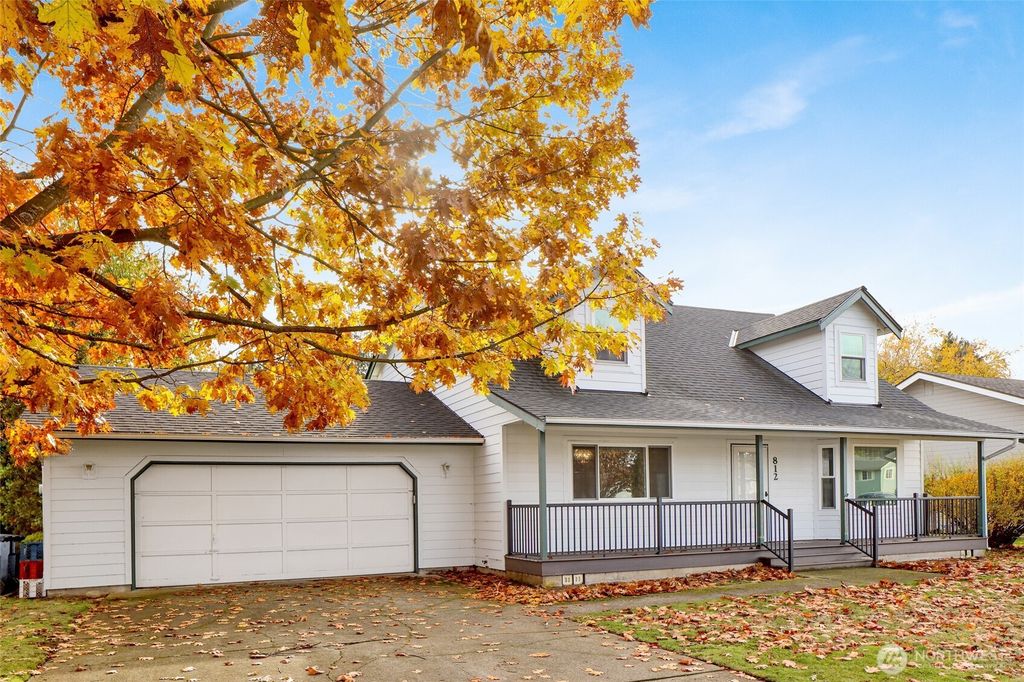 Photo of 812 Vine Circle, Lynden, WA 98264 (MLS # 2449330)