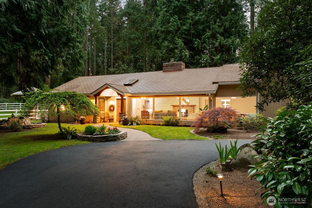 Photo of 16 Bridlewood Circle, Kirkland, WA 98033 (MLS # 2508391)