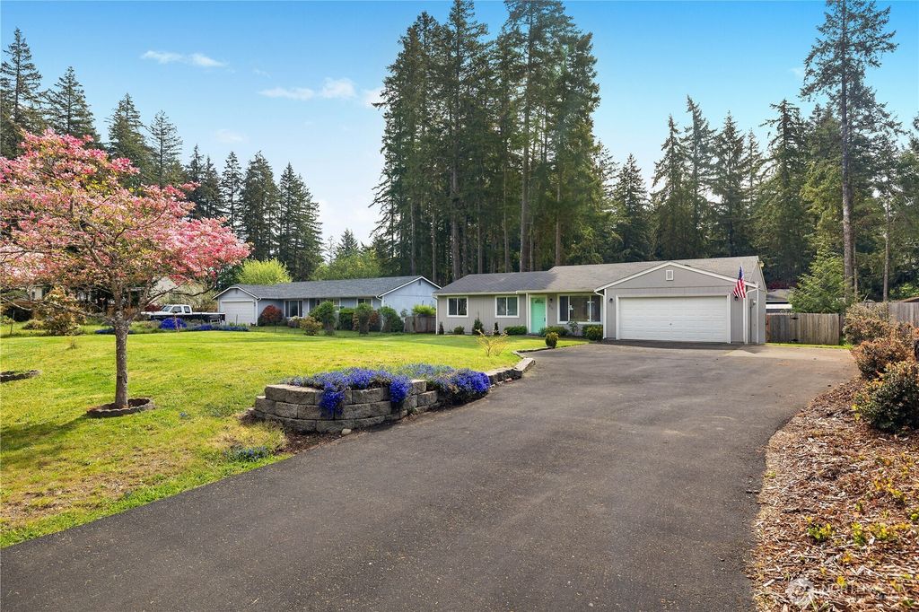Photo of 810 E Lakeshore Drive W, Shelton, WA 98584 (MLS # 2515352)