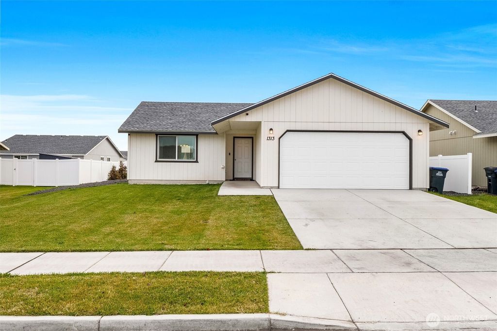 Photo of 1313 W Polo Ridge Drive, Moses Lake, WA 98837 (MLS # 2458027)