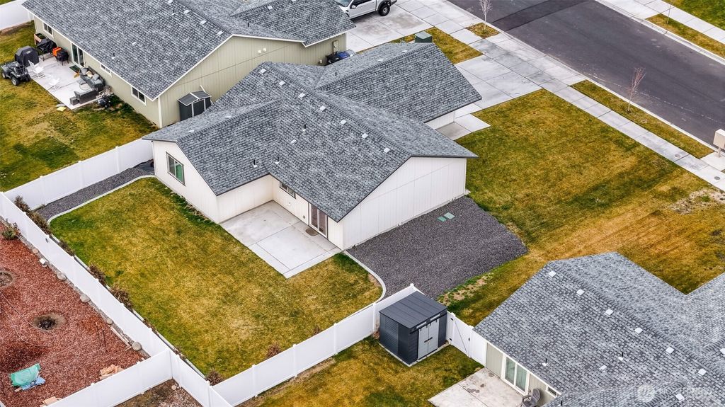 Photo of 1313 W Polo Ridge Drive, Moses Lake, WA 98837 (MLS # 2458027)