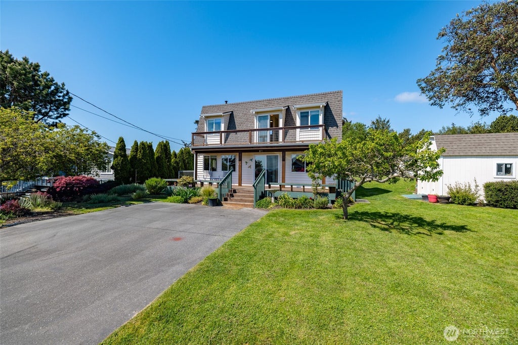 Photo of 977 Moonraker Drive, Freeland, WA 98249 (MLS # 2561369)