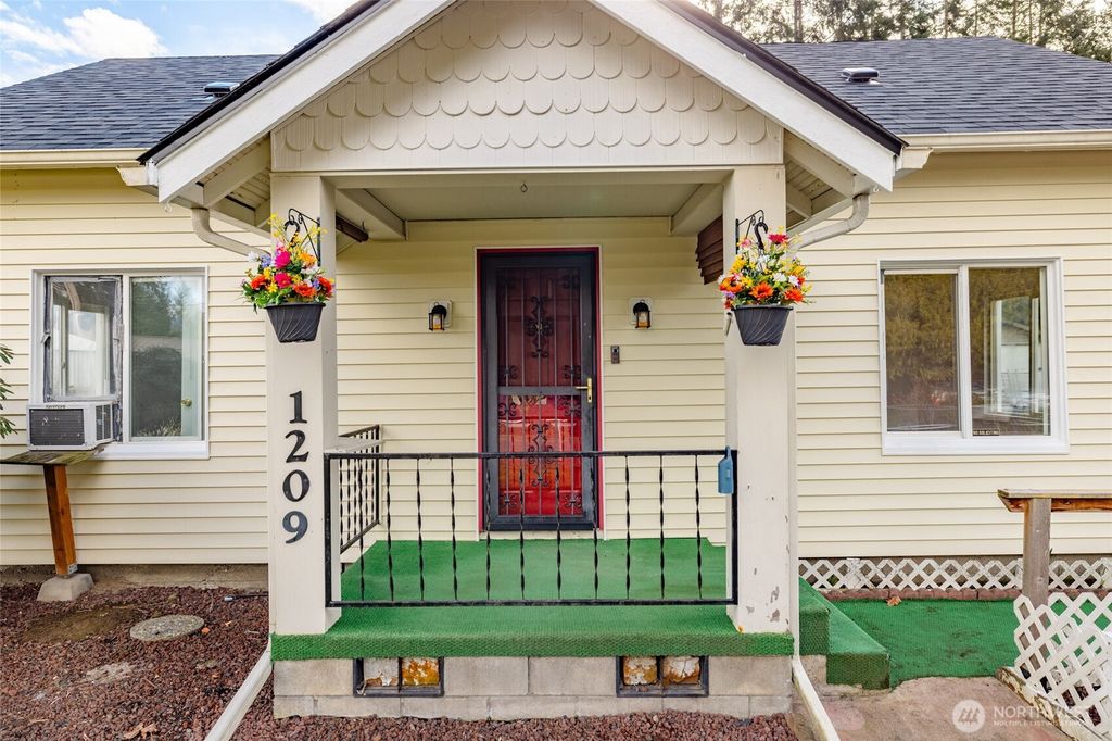 Photo of 1209 Talcott Street, Sedro Woolley, WA 98284 (MLS # 2485413)