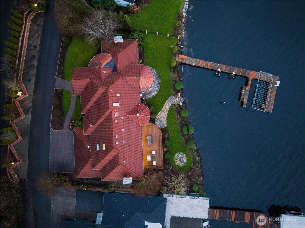 Photo of 17765 Beach Drive NE, Lake Forest Park, WA 98155 (MLS # 2488800)