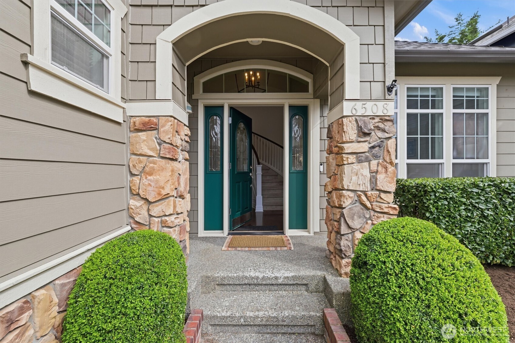 6508 E Crest View Loop SE