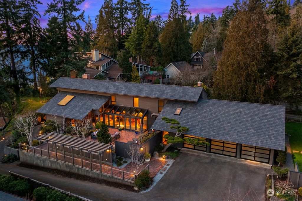 Photo of 9520 SE 15th Street, Bellevue, WA 98004 (MLS # 2197094)