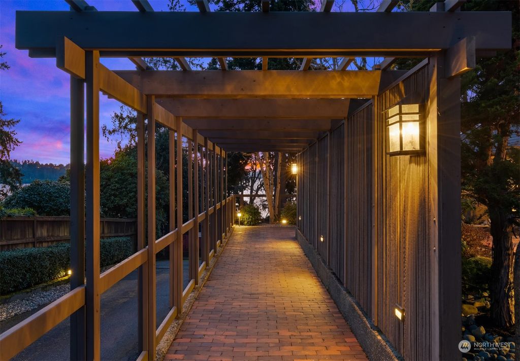 Photo of 9520 SE 15th Street, Bellevue, WA 98004 (MLS # 2197094)