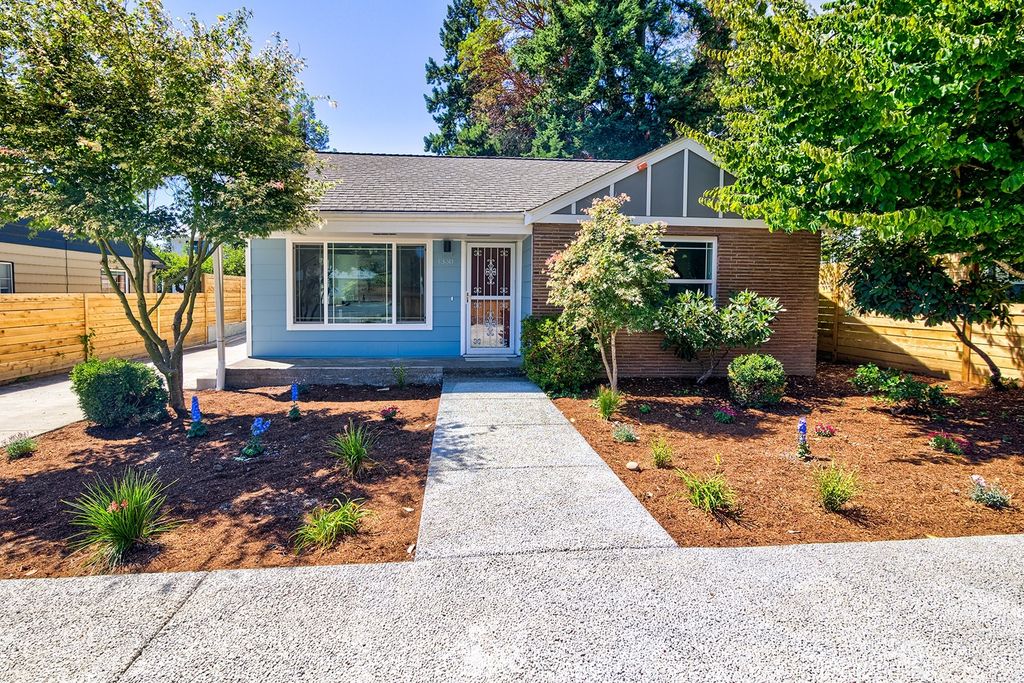 Photo of 13507 Meridian Avenue N, Seattle, WA 98133 (MLS # 2078023)
