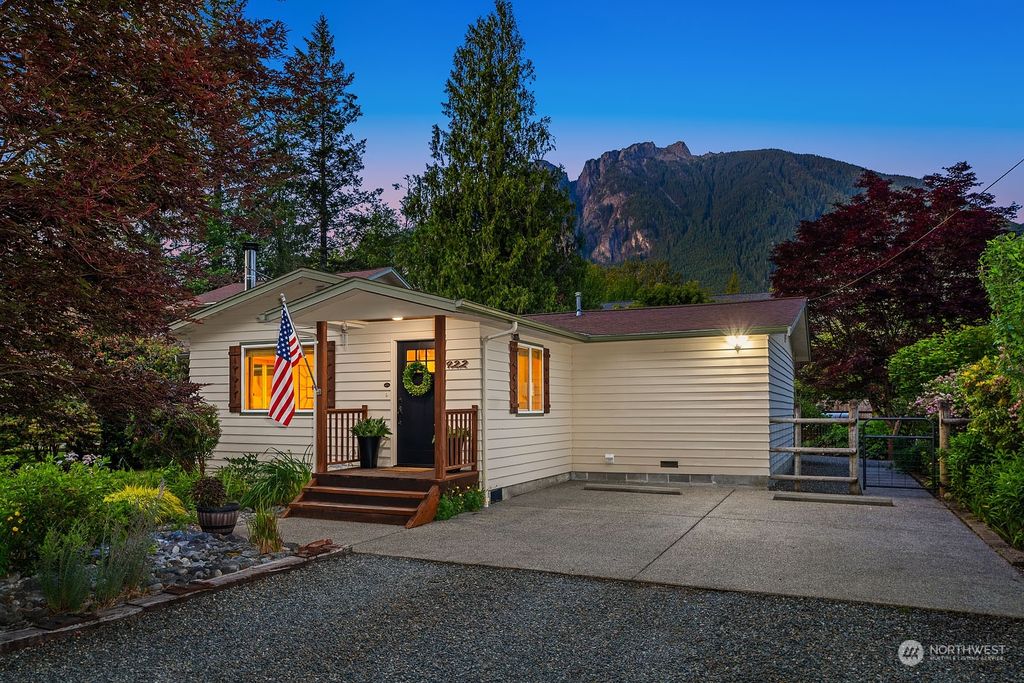 Photo of 922 Ballarat Avenue NE, North Bend, WA 98045 (MLS # 2253984)