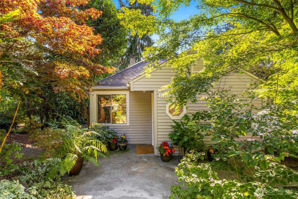 Photo of 11313 Alton Avenue NE, Seattle, WA 98125 (MLS # 2412638)