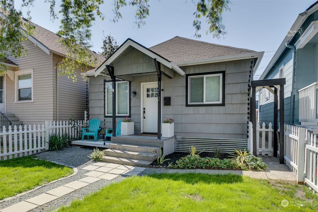 Photo of 3212 Oakes Avenue, Everett, WA 98201 (MLS # 2153106)