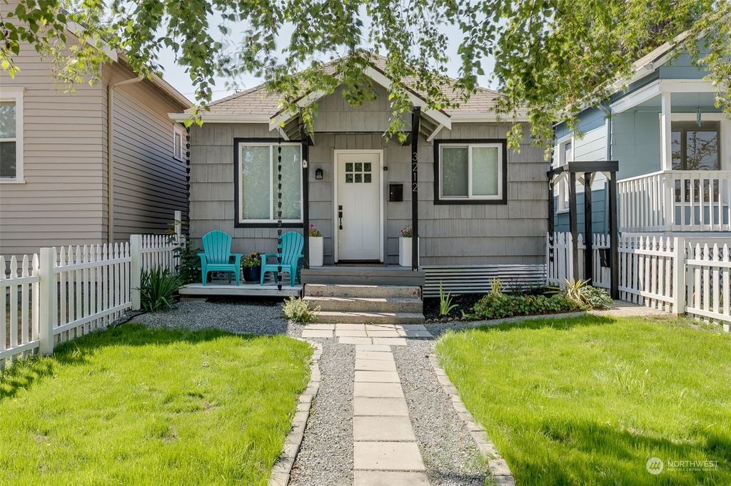 Photo of 3212 Oakes Avenue, Everett, WA 98201 (MLS # 2153106)