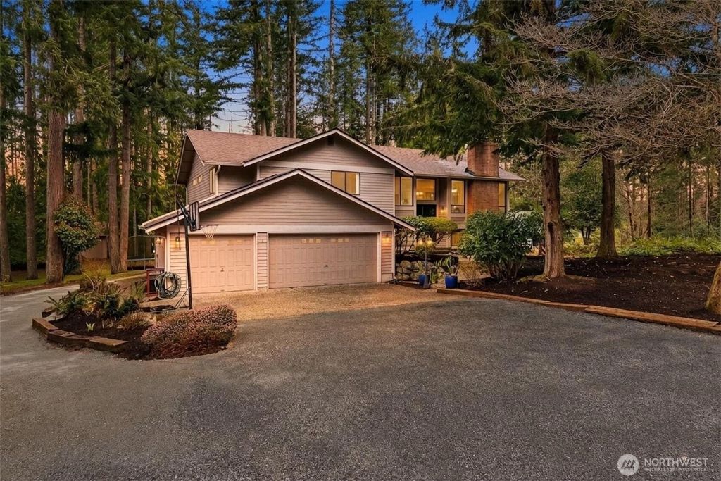 Photo of 22934 SE 37th St St, Sammamish, WA 98075 (MLS # 2464790)