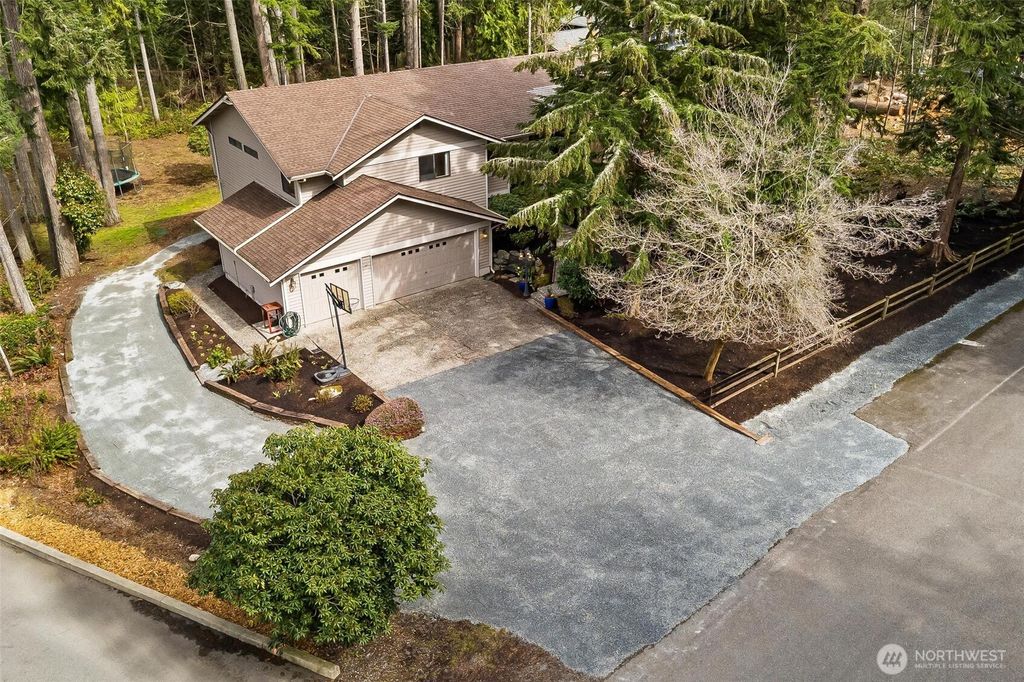 Photo of 22934 SE 37th St St, Sammamish, WA 98075 (MLS # 2464790)