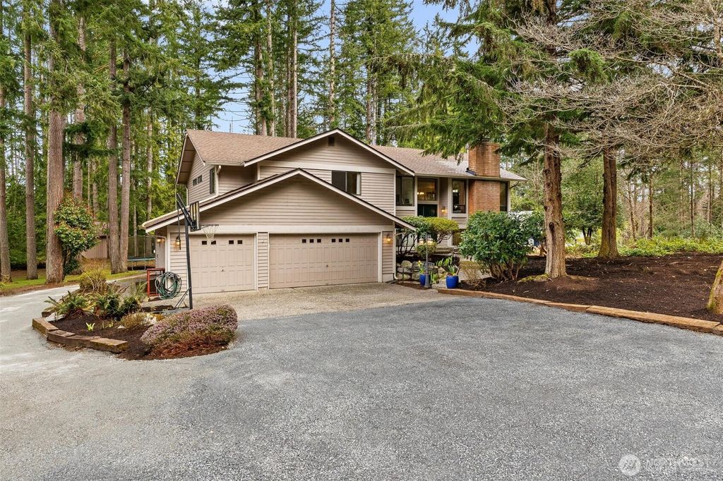 Photo of 22934 SE 37th St St, Sammamish, WA 98075 (MLS # 2464790)