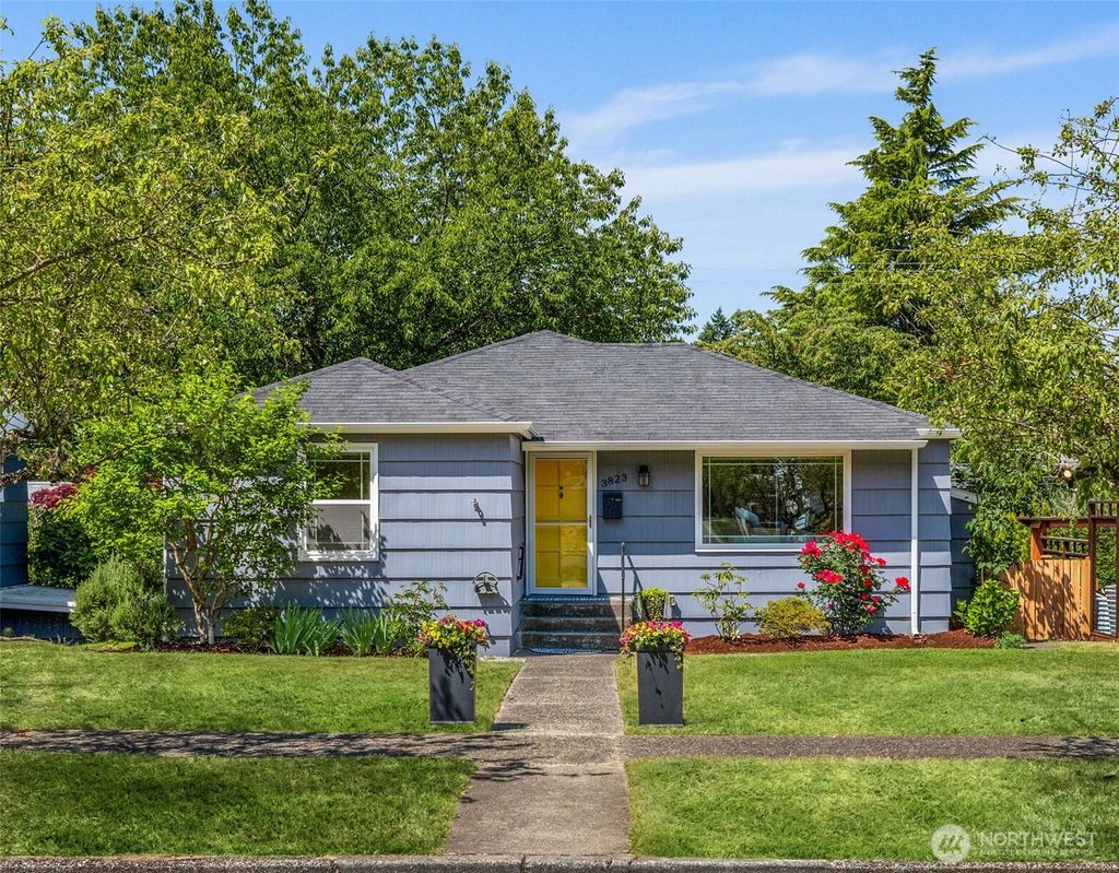 Photo of 3823 SW 47th Avenue Ave, Seattle, WA 98116 (MLS # 2394773)