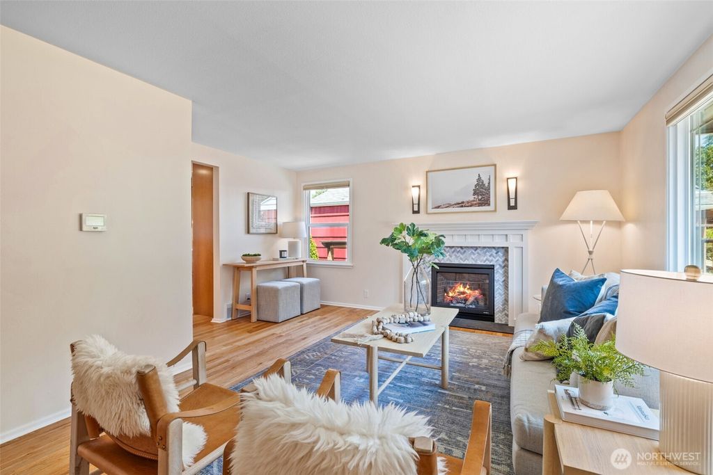 Photo of 3823 SW 47th Avenue Ave, Seattle, WA 98116 (MLS # 2394773)