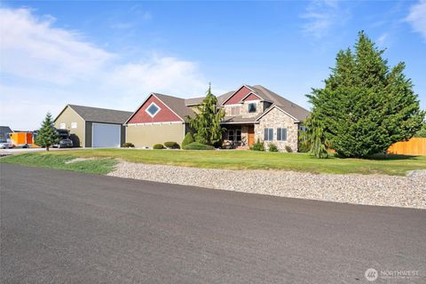 Photo of 527 Road I.6 NE, Moses Lake, WA 98837 (MLS # 2323360)