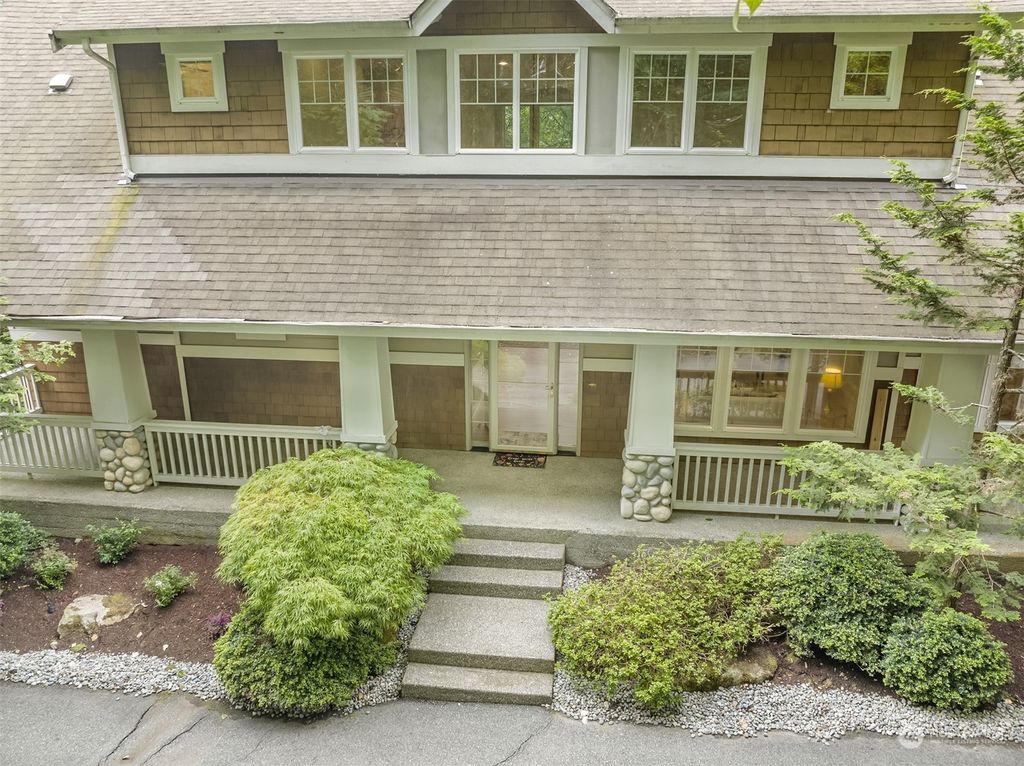 Photo of 1020 1st Place SE, Issaquah, WA 98027 (MLS # 1969255)
