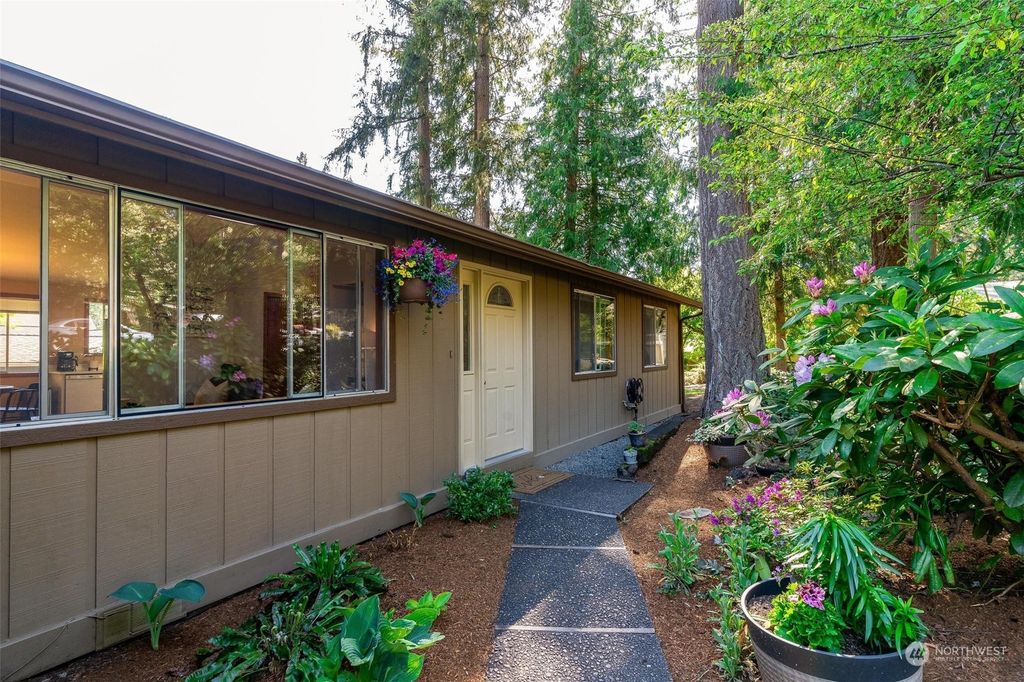Photo of 21205 NE 10th Place, Sammamish, WA 98074 (MLS # 2235292)