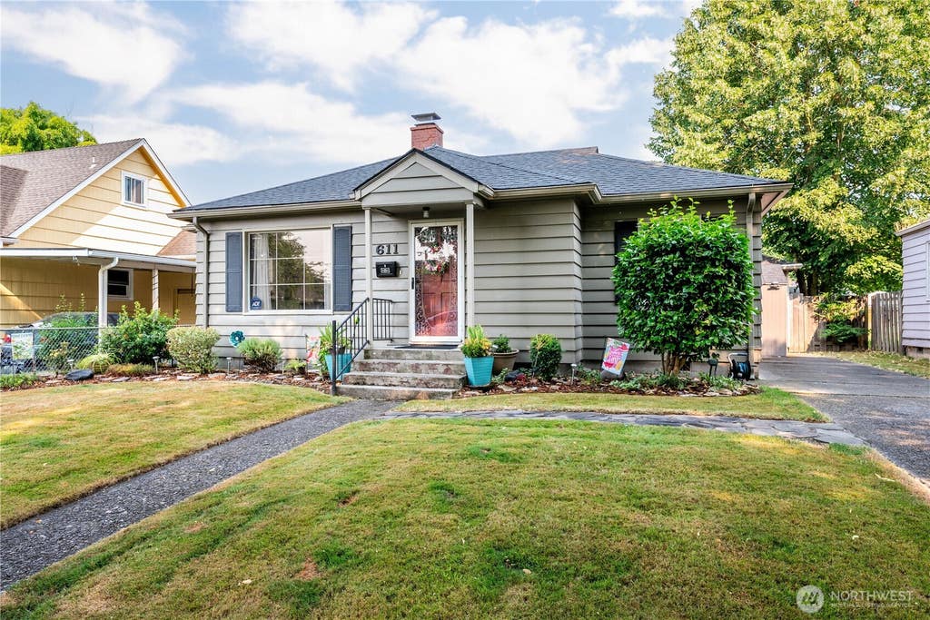 Photo of 611 24th Avenue, Longview, WA 98632 (MLS # 2563895)